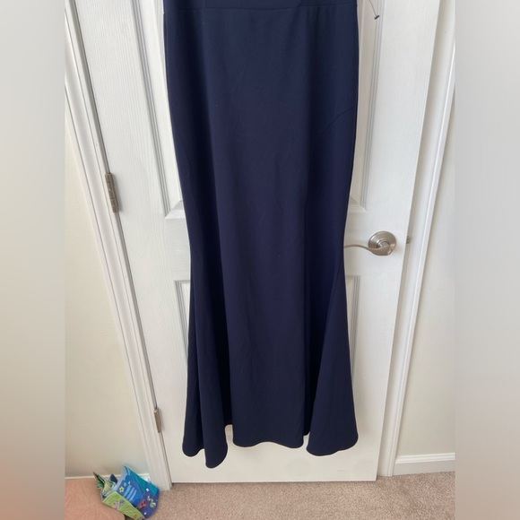 Xscape Women's Long Crepe Over-The-Shoulder Ruffle Gown Navy size 14 NWT - Picture 3 of 7